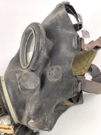 Großbritannien WWII, MK V Gasmask with filter. Uncleaned, dated 1942