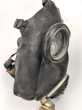 Großbritannien WWII, MK V Gasmask with filter. Uncleaned, dated 1942