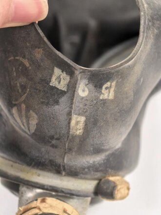 Großbritannien WWII, MK V Gasmask with filter. Uncleaned, dated 1942