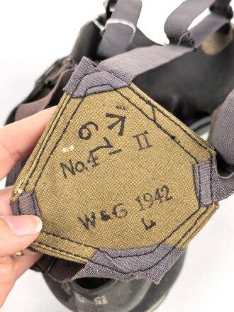 Großbritannien WWII, MK V Gasmask with filter. Uncleaned, dated 1942