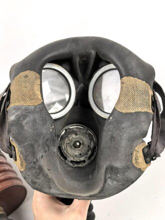 Großbritannien WWII, MK V Gasmask with filter. Uncleaned, dated 1942