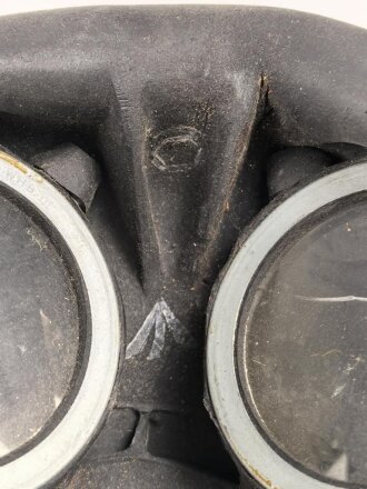 Großbritannien WWII, MK V Gasmask with filter. Uncleaned, dated 1942