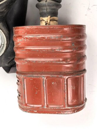 Großbritannien WWII, MK V Gasmask with filter. Uncleaned, dated 1942