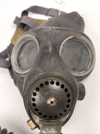 Großbritannien WWII, MK V Gasmask with filter. Uncleaned, dated 1942