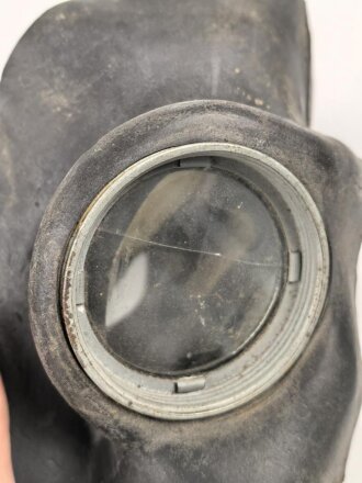 Großbritannien WWII, MK V Gasmask with filter. Uncleaned, dated 1942