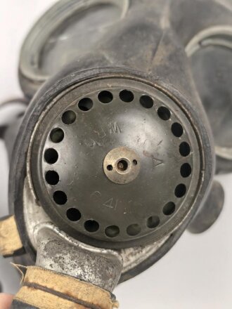 Großbritannien WWII, MK V Gasmask with filter. Uncleaned, dated 1942