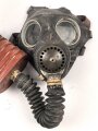 Großbritannien WWII, MK V Gasmask with filter. Uncleaned, dated 1942