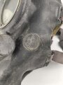 Großbritannien WWII, MK V Gasmask with filter. Uncleaned, dated 1942