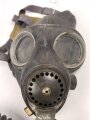Großbritannien WWII, MK V Gasmask with filter. Uncleaned, dated 1942