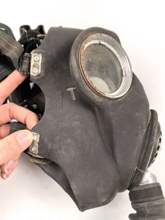 Großbritannien WWII, MK V Gasmask. Uncleaned, dated 1939