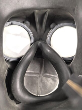Großbritannien , MK VI Gasmask. Uncleaned, dated 1975, with filter