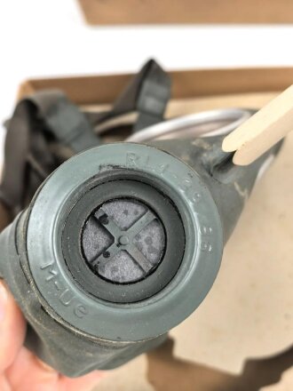 Volksgasmaske 40 für Luftschutz. Ungereinigt, in der originalen Umverpackung