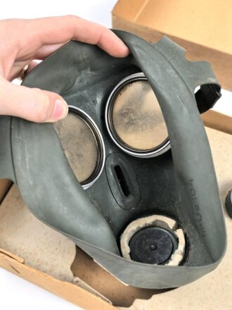 Volksgasmaske 40 für Luftschutz. Ungereinigt, in der originalen Umverpackung