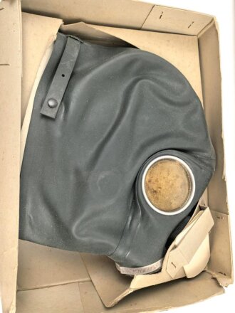 Volksgasmaske 37 für Luftschutz. Ungereinigt, in der originalen Umverpackung, diese defekt