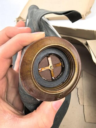 Volksgasmaske 37 für Luftschutz. Ungereinigt, in der originalen Umverpackung, diese defekt
