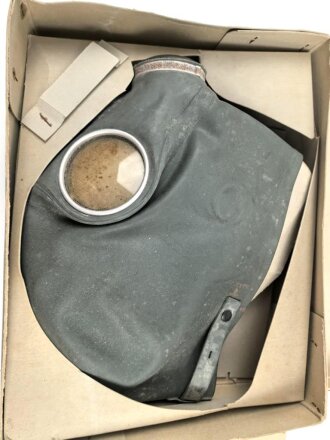 Volksgasmaske 37 für Luftschutz. Ungereinigt, in der originalen Umverpackung, diese defekt