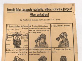 Gasschutz Wehrmacht, Wandanschlag 6 " Du mußt deine Gasmaske rechtzeitig, richtig und schnell aufsetzetn ! Atem anhalten !"  Maße 30 x 42cm