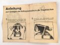 Anleitung zum Einlegen der Volksgasmaske in die Tragebüchse. DIN A5, gefaltet