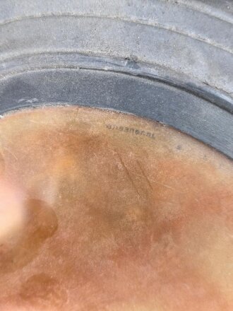 Gasschutzhaube für Kopfverletzte der Wehrmacht. Gummi zum Teil rissig. Selten.
