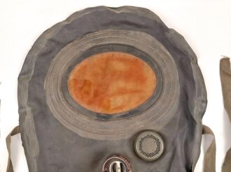 Gasschutzhaube für Kopfverletzte der Wehrmacht. Gummi zum Teil rissig. Selten.