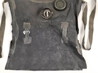 Gasschutzhaube für Kopfverletzte der Wehrmacht. Gummi zum Teil rissig. Selten.