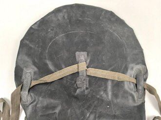 Gasschutzhaube für Kopfverletzte der Wehrmacht. Gummi zum Teil rissig. Selten.