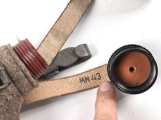 Feldflasche Wehrmacht, MN43 gestempelt auf Becher, Riemen, im Bezug und MN auf dem Flaschenkorpus
