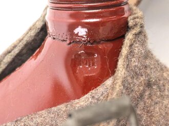 Feldflasche Wehrmacht, MN43 gestempelt auf Becher, Riemen, im Bezug und MN auf dem Flaschenkorpus