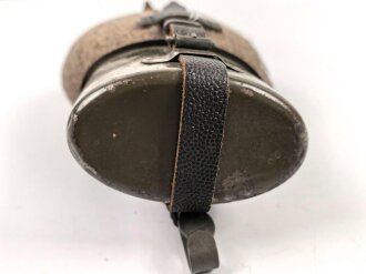 Feldflasche Wehrmacht, MN43 gestempelt auf Becher, Riemen, im Bezug und MN auf dem Flaschenkorpus