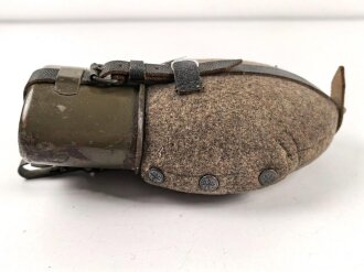 Feldflasche Wehrmacht, MN43 gestempelt auf Becher, Riemen, im Bezug und MN auf dem Flaschenkorpus