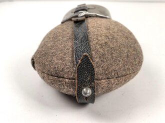 Feldflasche Wehrmacht, MN43 gestempelt auf Becher, Riemen, im Bezug und MN auf dem Flaschenkorpus