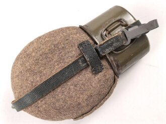 Feldflasche Wehrmacht, MN43 gestempelt auf Becher, Riemen, im Bezug und MN auf dem Flaschenkorpus