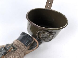 Feldflasche Wehrmacht, MN43 gestempelt auf Becher, Riemen, im Bezug und MN auf dem Flaschenkorpus