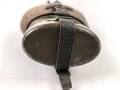 Feldflasche Wehrmacht, MN43 gestempelt auf Becher, Riemen, im Bezug und MN auf dem Flaschenkorpus