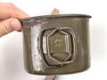 Feldflasche Wehrmacht, MN43 gestempelt auf Becher, Riemen, im Bezug und MN auf dem Flaschenkorpus
