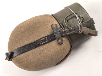Feldflasche Wehrmacht, SMM43 auf Becher und Flasche gestempelt.