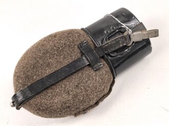 Feldflasche Wehrmacht, Hersteller MKL41, Becher neuzeitlich lackiert