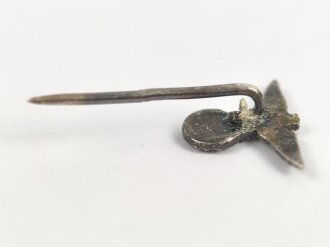 NSDAP Hoheitsabzeichen, Flügelspannweite 13mm, an kurzer Nadel, Rückseitig Klebstoffreste