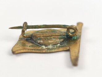 Zivilnadel in Form einer kaiserlichen Flagge " 1914", Breite 18mm, Rundum mit Klebstoff verschmiert