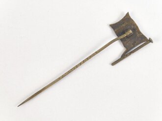 Zivilnadel in Form einer kaiserlichen Reichskriegsflagge, Breite 19mm, emailliert