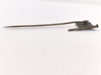 Zivilnadel in Form einer kaiserlichen Reichskriegsflagge, Breite 19mm, emailliert