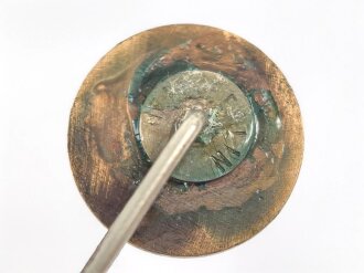 Kameradschaftliche Vereinigung AEG, Mitgliedsabzeichen , Durchmesser 12mm, Rückseitig Klebstoffreste. Emaillierter Blitz auf Sonnenrad