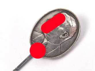 Sympatisantenabzeichen der NSDAP. Konterfei Adolf Hitler mit Hakenkreuz. Höhe 22mm " Ges. Gesch."