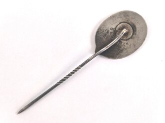 Sympatisantenabzeichen der NSDAP. Konterfei Adolf Hitler mit Hakenkreuz. Höhe 22mm " Ges. Gesch."