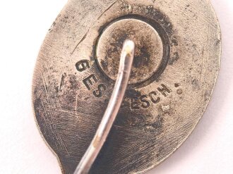 Sympatisantenabzeichen der NSDAP. Konterfei Adolf Hitler mit Hakenkreuz. Höhe 22mm " Ges. Gesch."