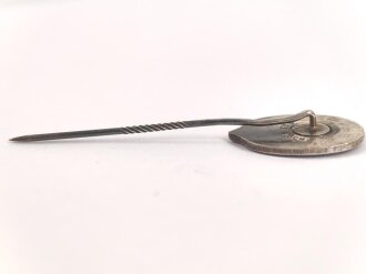 Sympatisantenabzeichen der NSDAP. Konterfei Adolf Hitler mit Hakenkreuz. Höhe 22mm " Ges. Gesch."