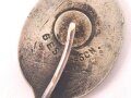 Sympatisantenabzeichen der NSDAP. Konterfei Adolf Hitler mit Hakenkreuz. Höhe 22mm " Ges. Gesch."