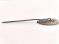 Sympatisantenabzeichen der NSDAP. Konterfei Adolf Hitler mit Hakenkreuz. Höhe 22mm " Ges. Gesch."
