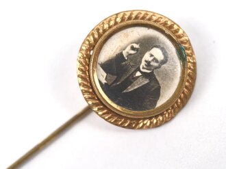 Sympatisantenabzeichen der Sozialdemokratischen Partei Deutschlands SPD.  Karl Liebknecht, Höhe 17mm, Rückseitig Klebstoffreste