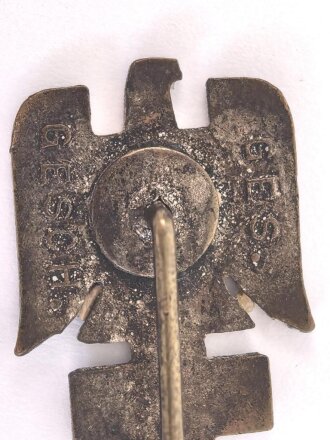 Deutsches Rotes Kreuz, Zivilabzeichen 9. Form 22mm, Emaille beschädigt